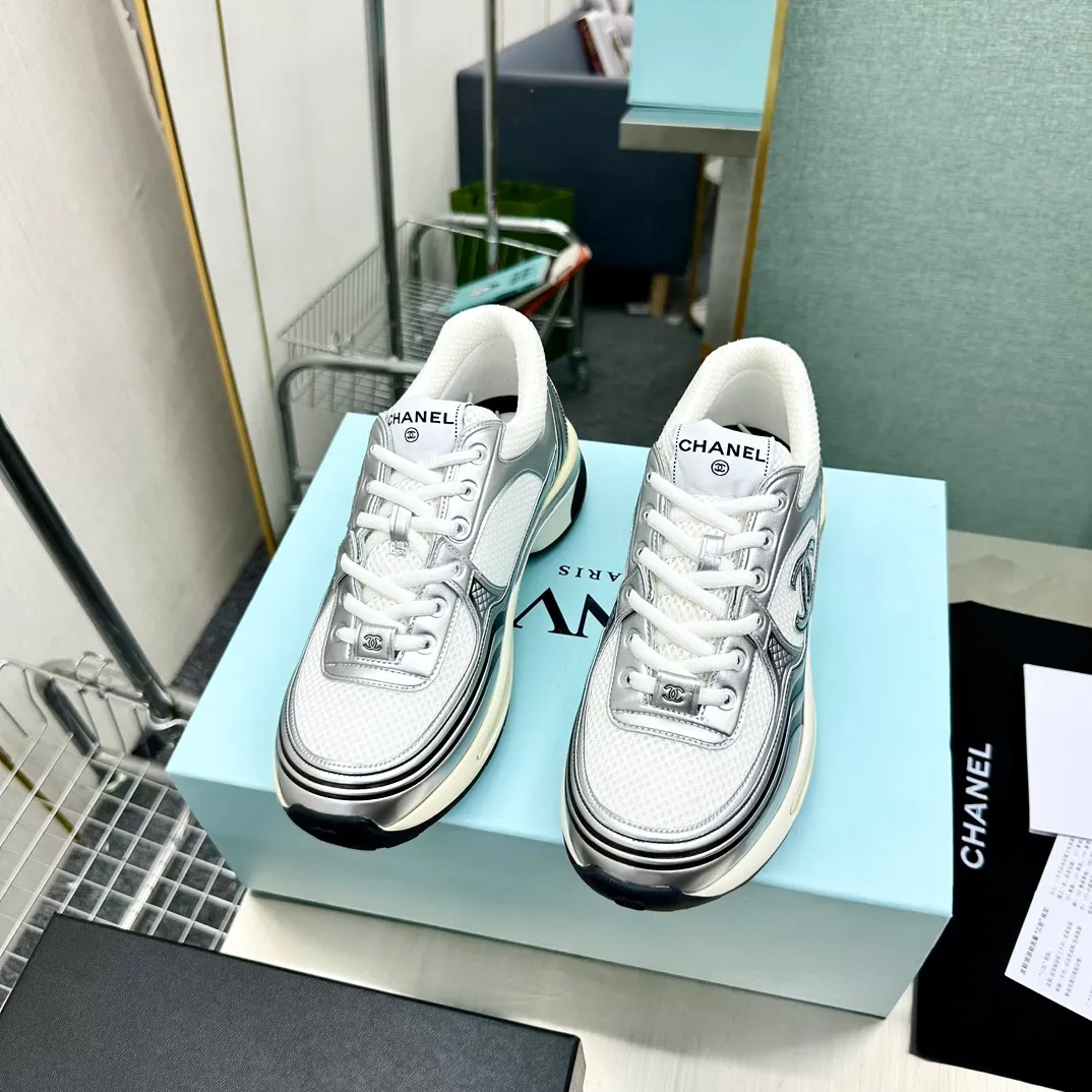 👟👟Ex-factory price 640 👟👟 Women's Shoes Women's Clothing Women's Shoes Women's Clothing Women's Shoes Women's Clothing Chanel Chanel 23C Early Spring Resort Series Xiaoxiang Metal Casual Sports Shoes Gold Silver Horn King The latest foreign catwalk series Chanel Chanel 2023 Early Spring Series is held in the second smallest country in the world. The series is inspired by Monaco's international seaside lifestyle, from the F1 racing track to beach swimming pools, from casinos to tennis courts, to create a diverse and unique new series of racing driver's helmets, jumpsuits and other elements that have been reinterpreted to be more fashionable. Exquisite packaging at the delivery counter 🛍📦 ▪️Fabric: Original imported metal cowhide + technical fabric ▪️Inner lining: Original custom-made breathable mesh ▪️Sole: Original molded ultra-light foam combination outsole ▪️Sole thickness: 3.5CM ▪️Size: Women’s 35-41